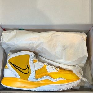 Kyrie infinity TB PROMO university gold/black-white